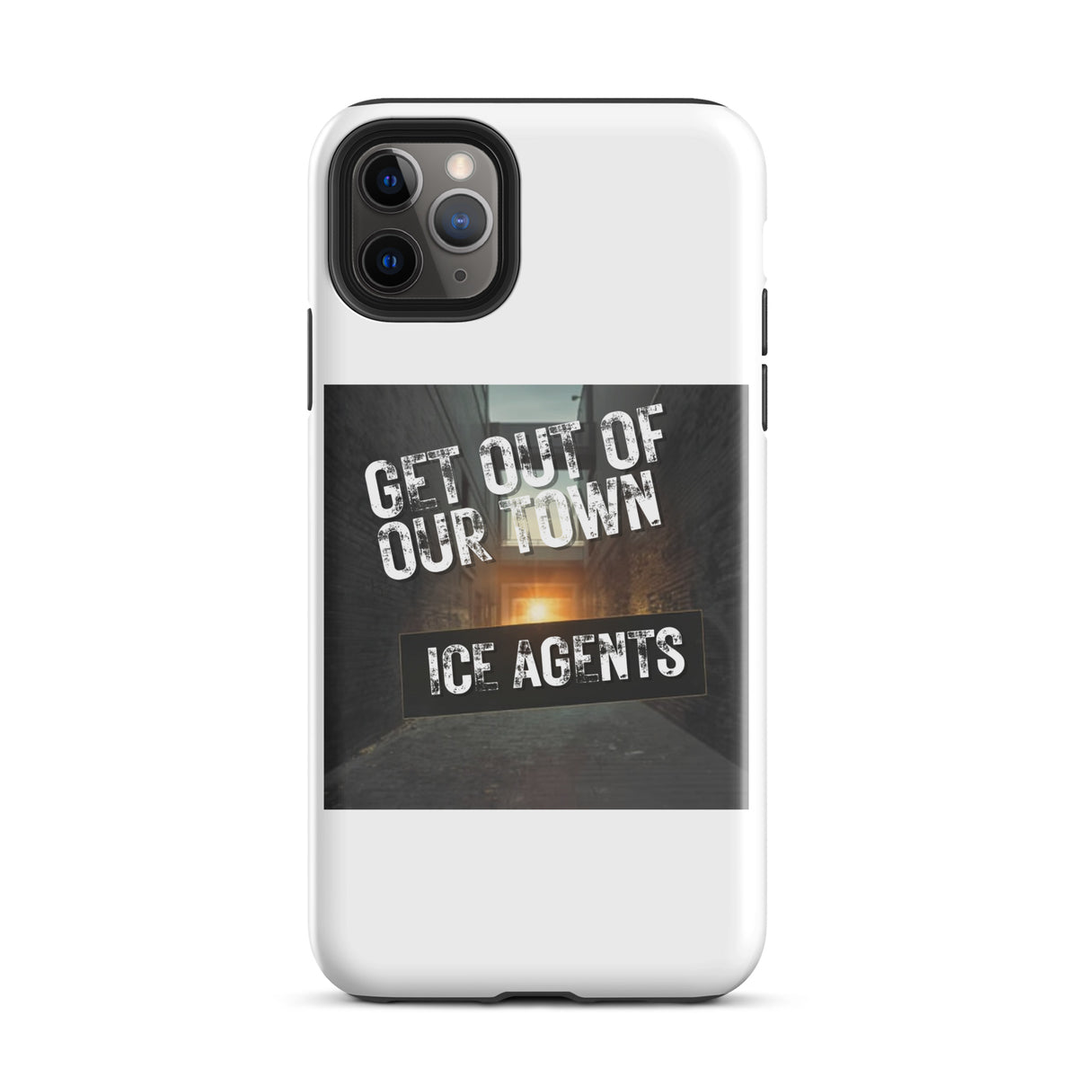 Funda iPhone blanca con texto GET OUT OF OUR TOWN y ICE AGENTS.