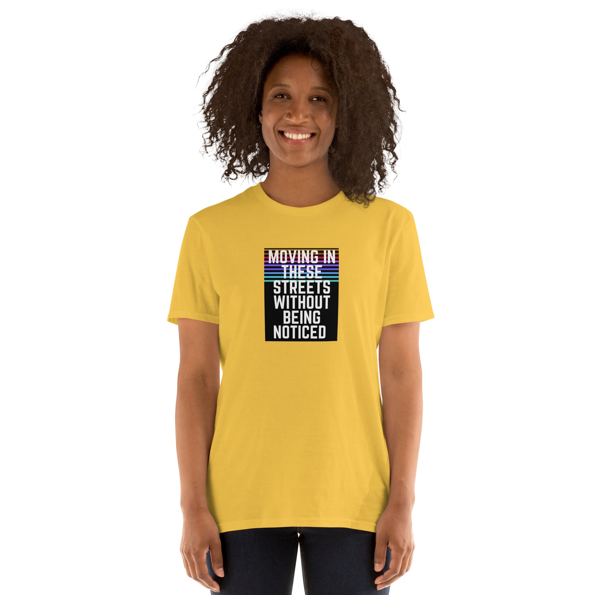 Unisex T-shirt manches courtes jaune moutarde avec motif texte noir et coloré sur le devant