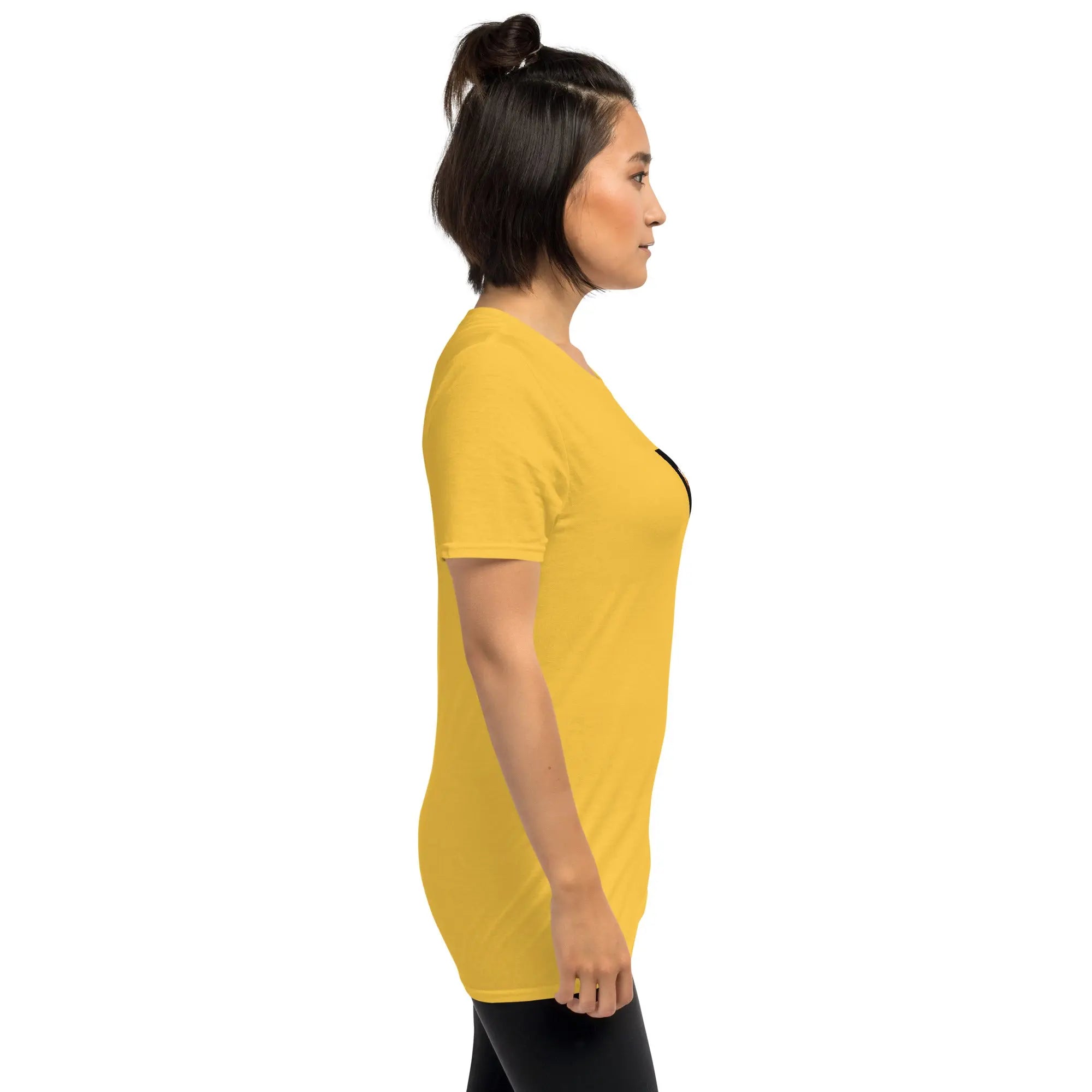 Unisex T-Shirt in Gelb, Seitenansicht mit Rundhalsausschnitt
