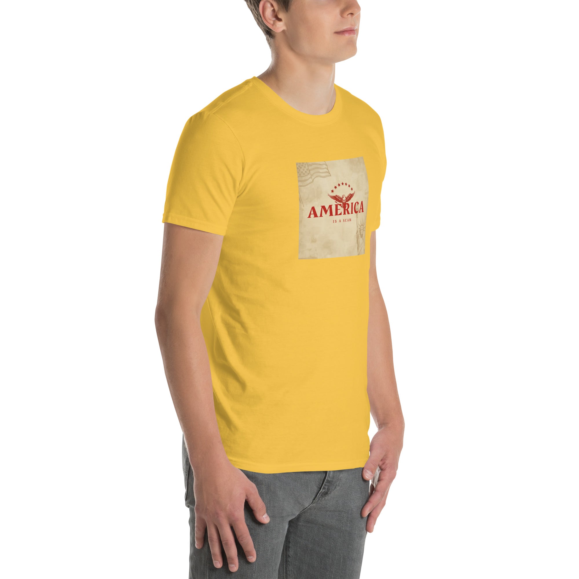 America Is A Scam unisex T-shirt senfgelb, schräg von der Seite