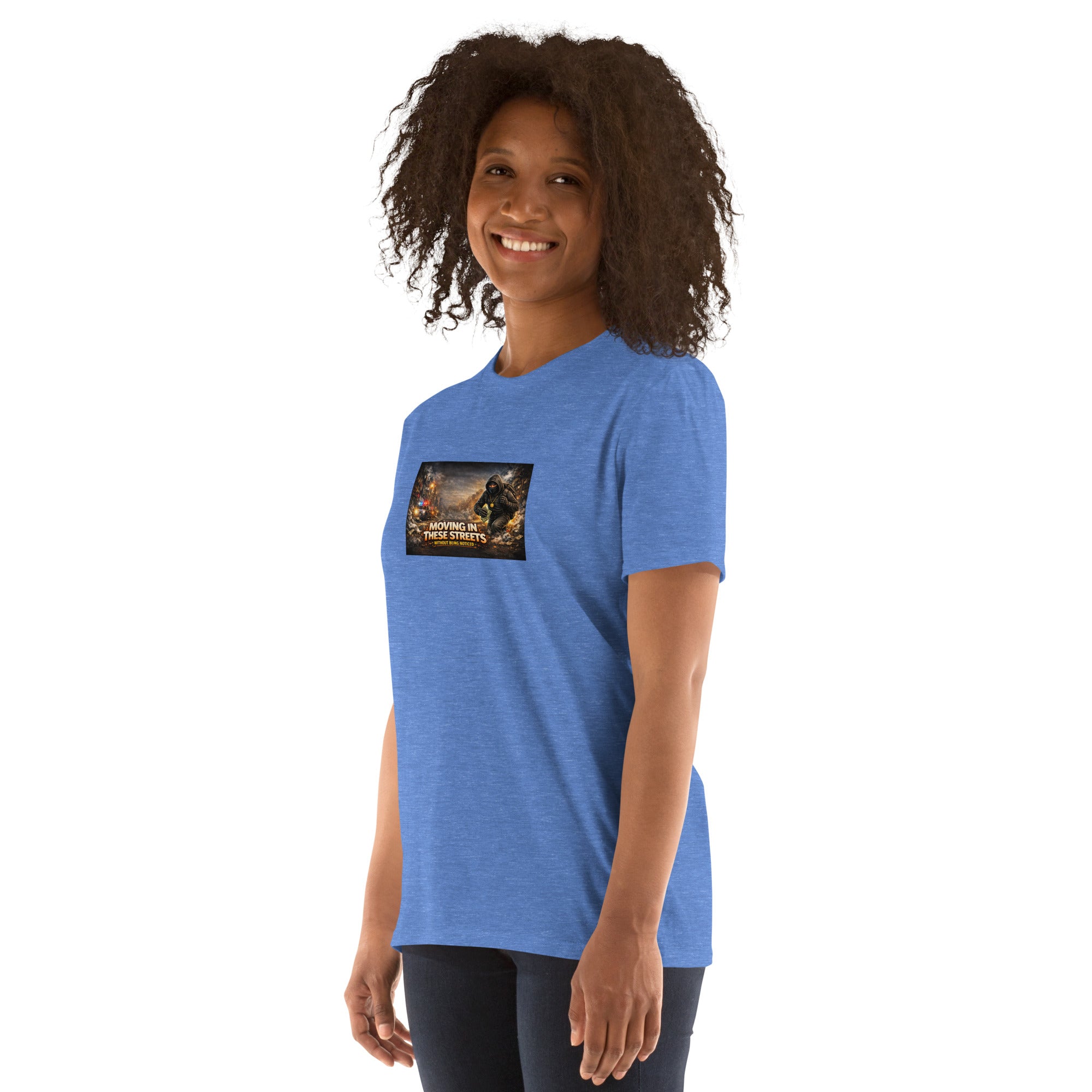 Camiseta azul con estampado frontal, cuello redondo y manga corta