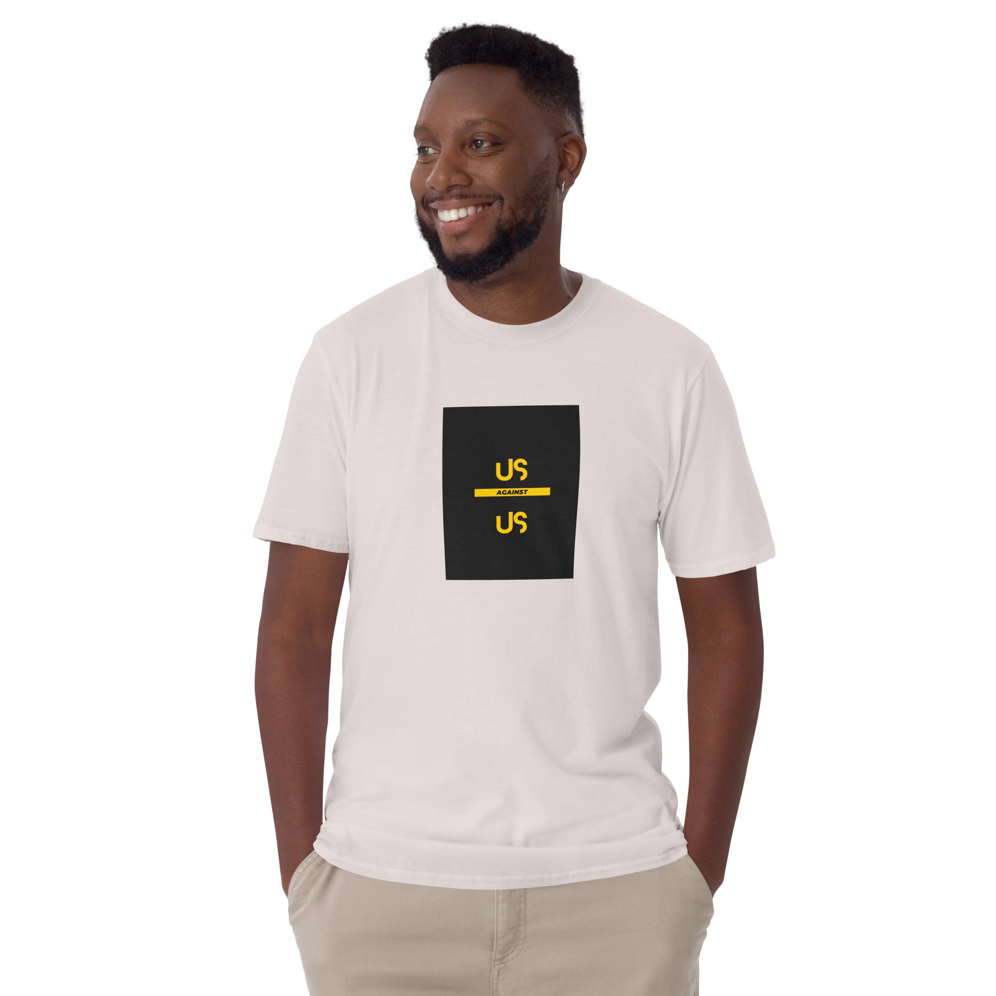 Natural T‑Shirt mit Frontgrafik: schwarzes Quadrat mit gelbem Text