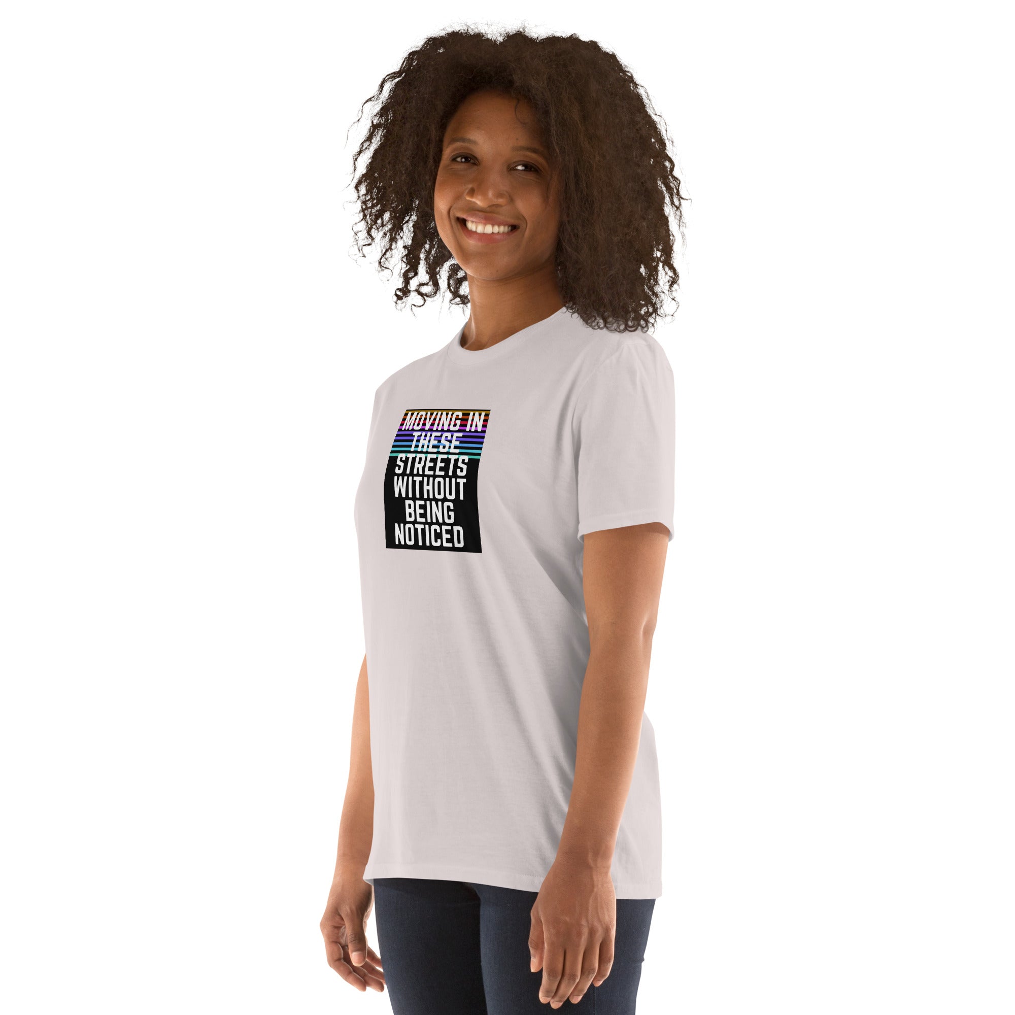Camiseta unisex blanca de manga corta con estampado frontal multicolor en pecho