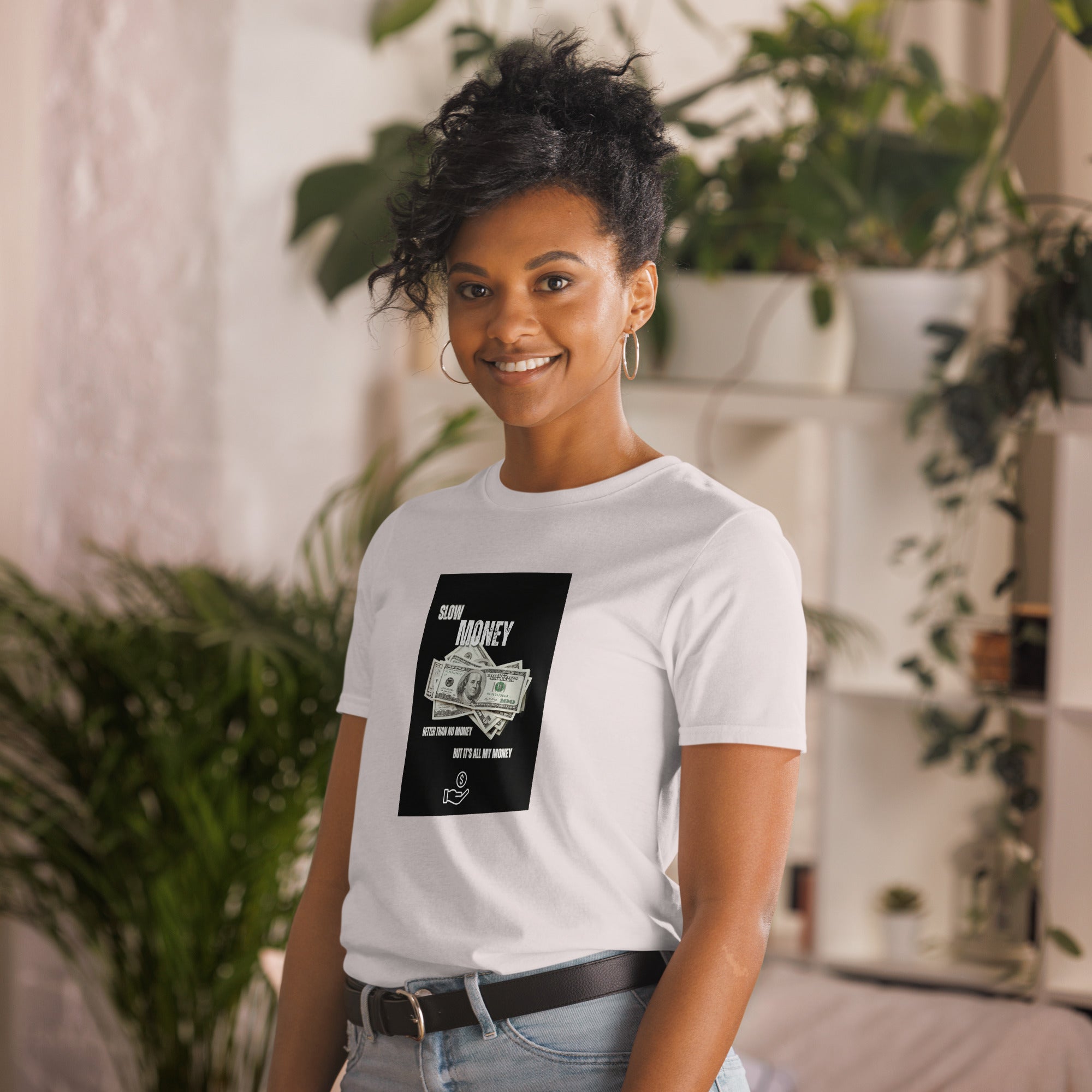 Weißes T-shirt mit Rundhalsausschnitt und „Slow Money“ Frontprint im schwarzen Quadrat
