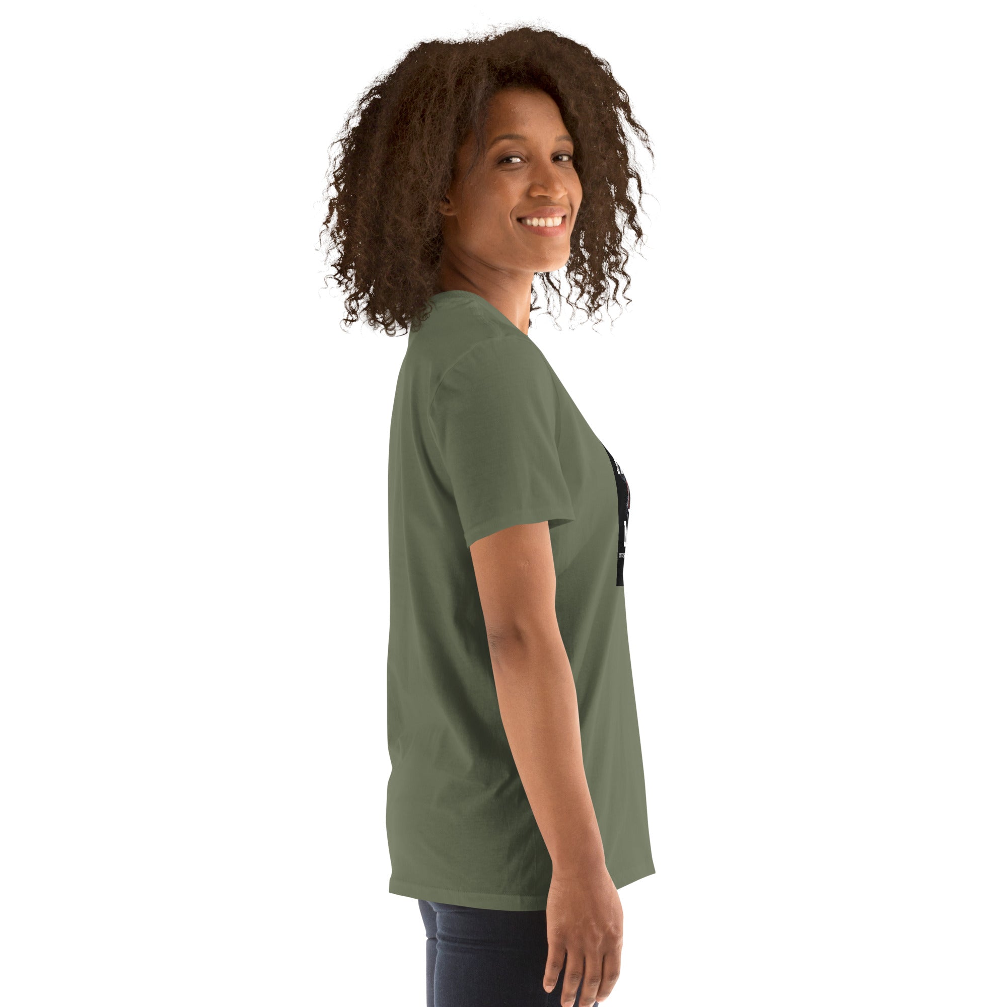 Camiseta unisex verde militar, vista lateral, estampado visible en el costado