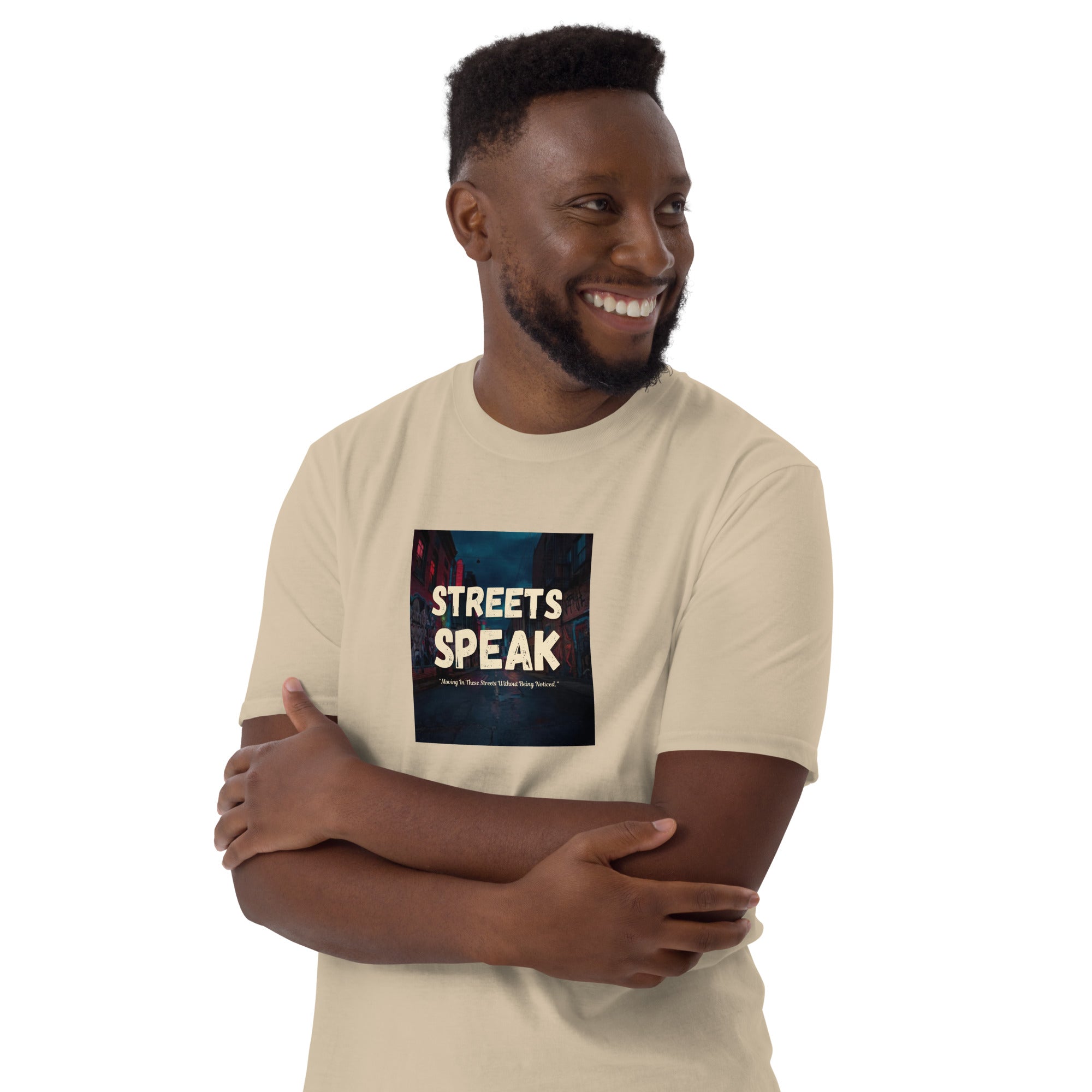 Streets Speaks T-shirt unisex arena con estampado frontal “STREETS SPEAK”