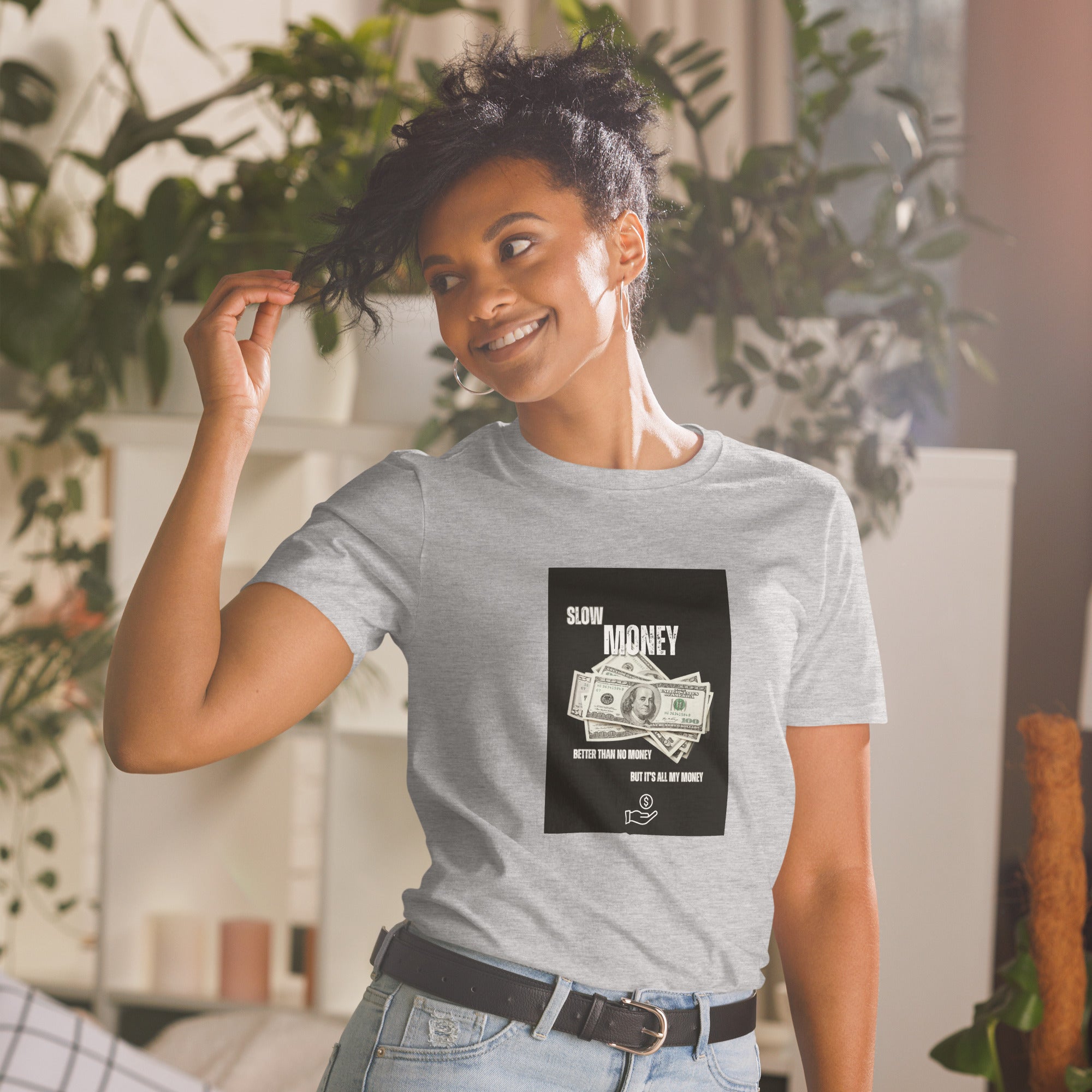 Unisex T-shirt grau mit Frontprint „Slow Money“ im schwarzen Quadrat