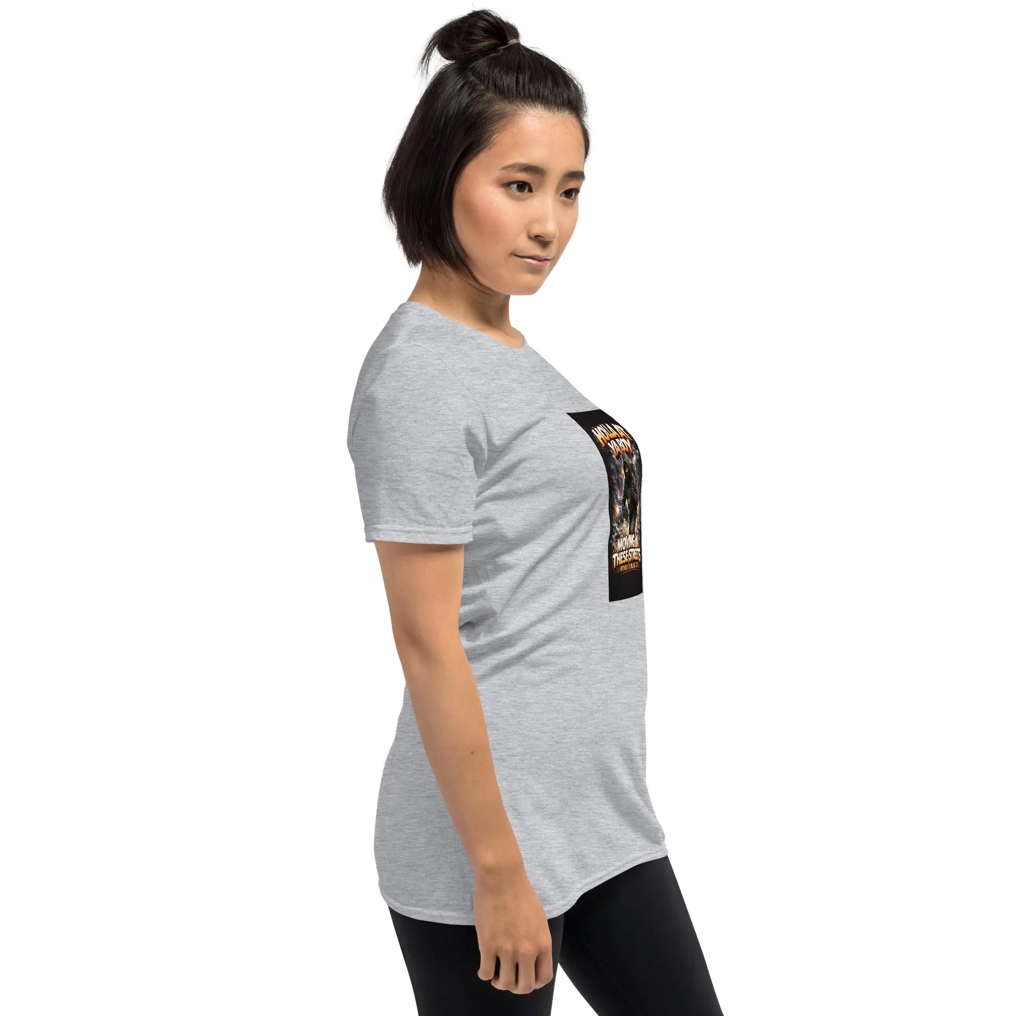 Unisex T-Shirt in Grau, seitliche Ansicht mit großem Ärmelprint