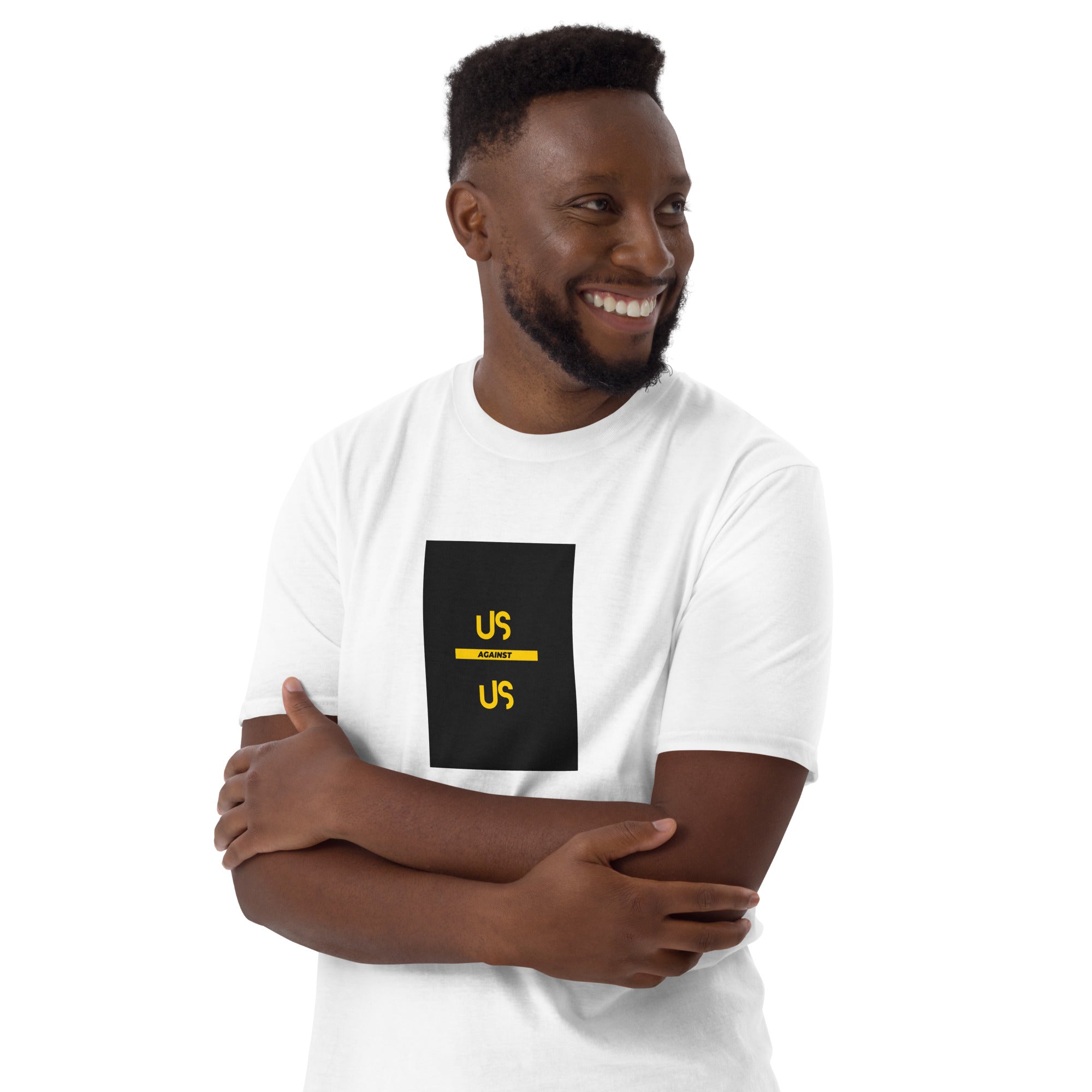 Natural T‑Shirt mit Frontgrafik im schwarzen Quadrat, Arme verschränkt