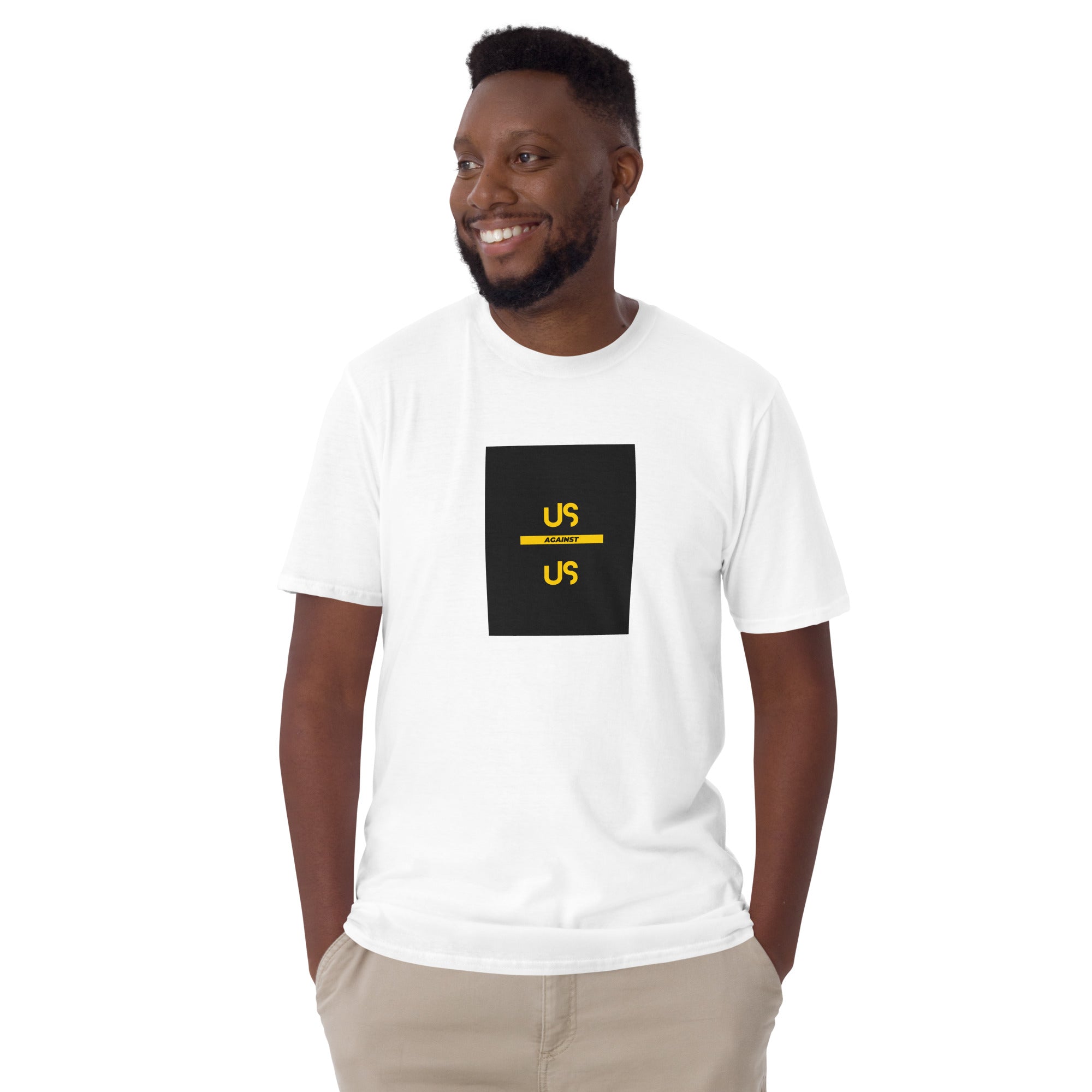 Natural T‑Shirt vorne, schwarzes Quadrat mit gelbem „US“-Schriftzug