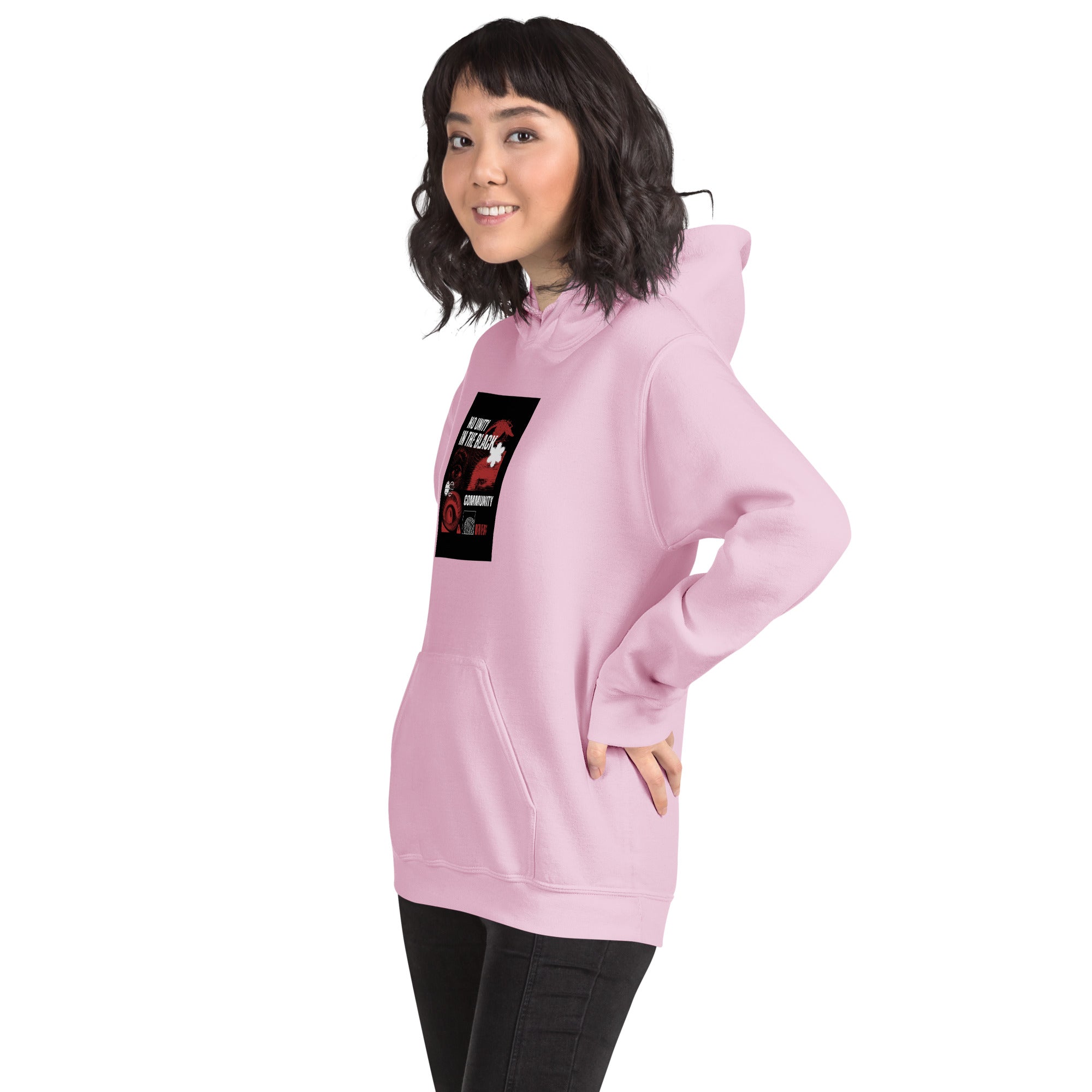 Hoodie unisex rosa claro con logo frontal rectangular, capucha y bolsillo canguro