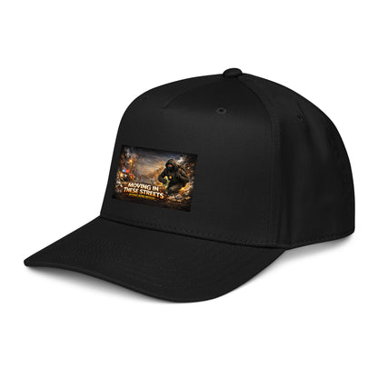 5-Panel Cap Schwarz seitlich mit Front-Patch und gebogenem Schirm