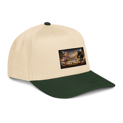 5-Panel Cap Natur/Dunkelgrün schräg, Frontpatch auf beigem Stoff