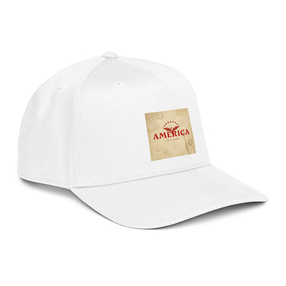 5-Panel Cap weiß, seitliche Ansicht mit Front-Patch „AMERICA“