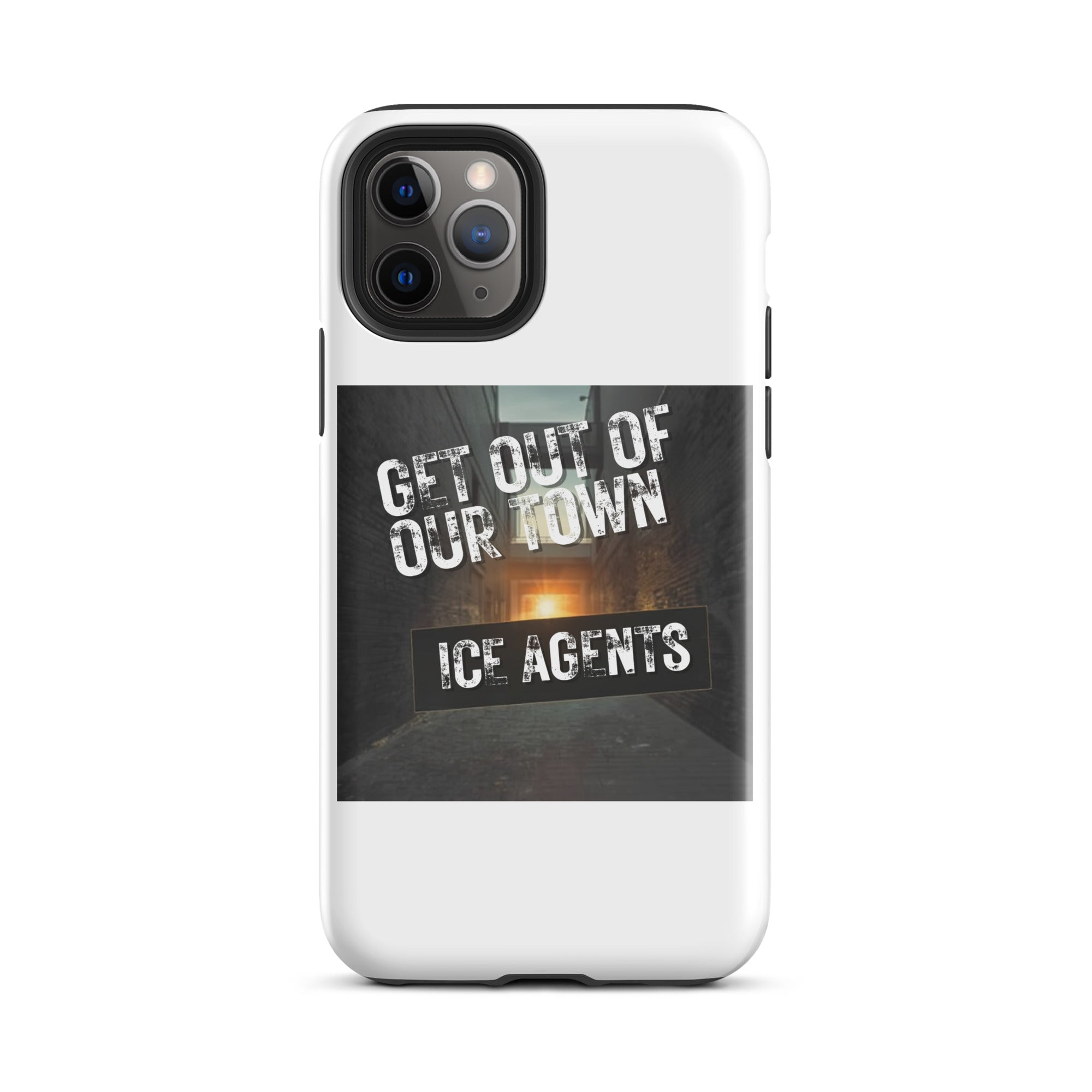 Funda iPhone blanca con letrero GET OUT OF OUR TOWN y ICE AGENTS centrado.