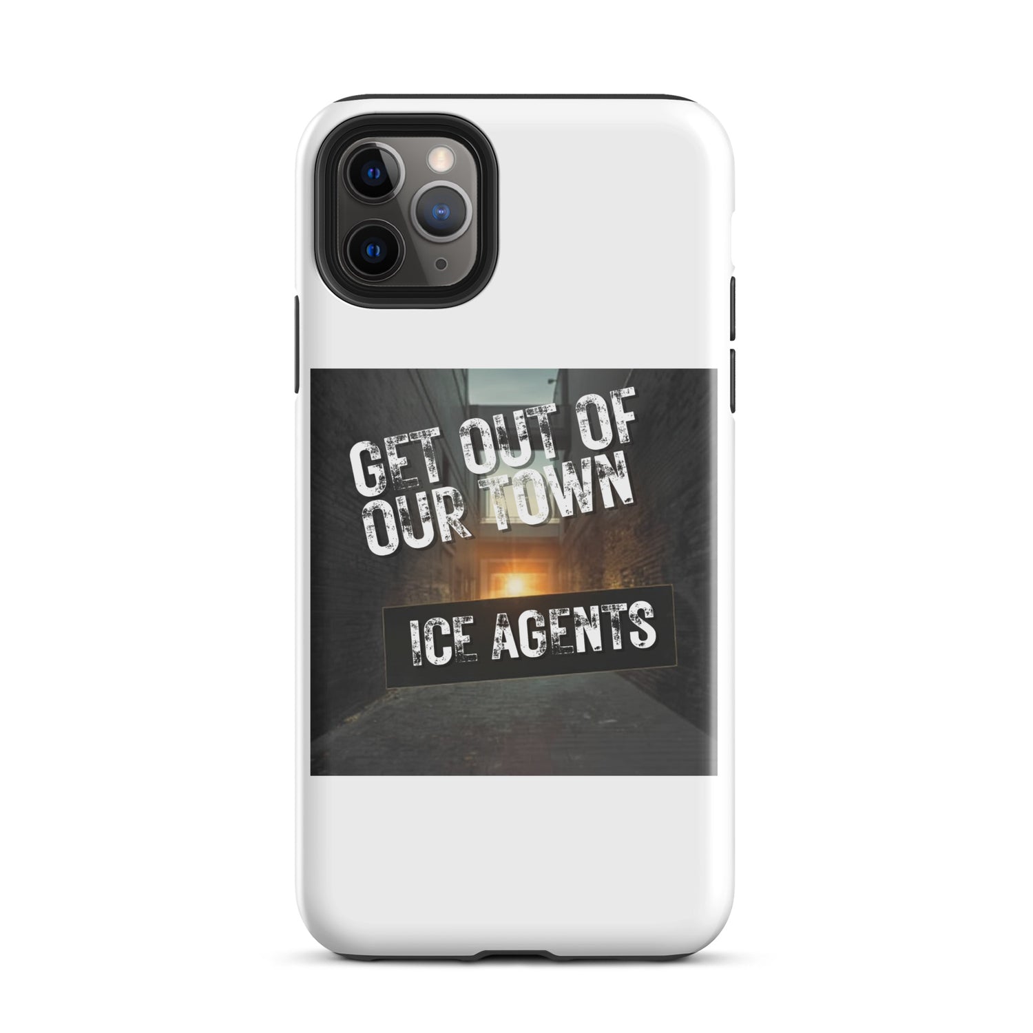 Funda iPhone blanca con texto GET OUT OF OUR TOWN y ICE AGENTS.