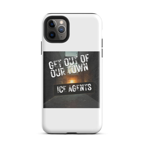Funda iPhone blanca con texto GET OUT OF OUR TOWN y ICE AGENTS.