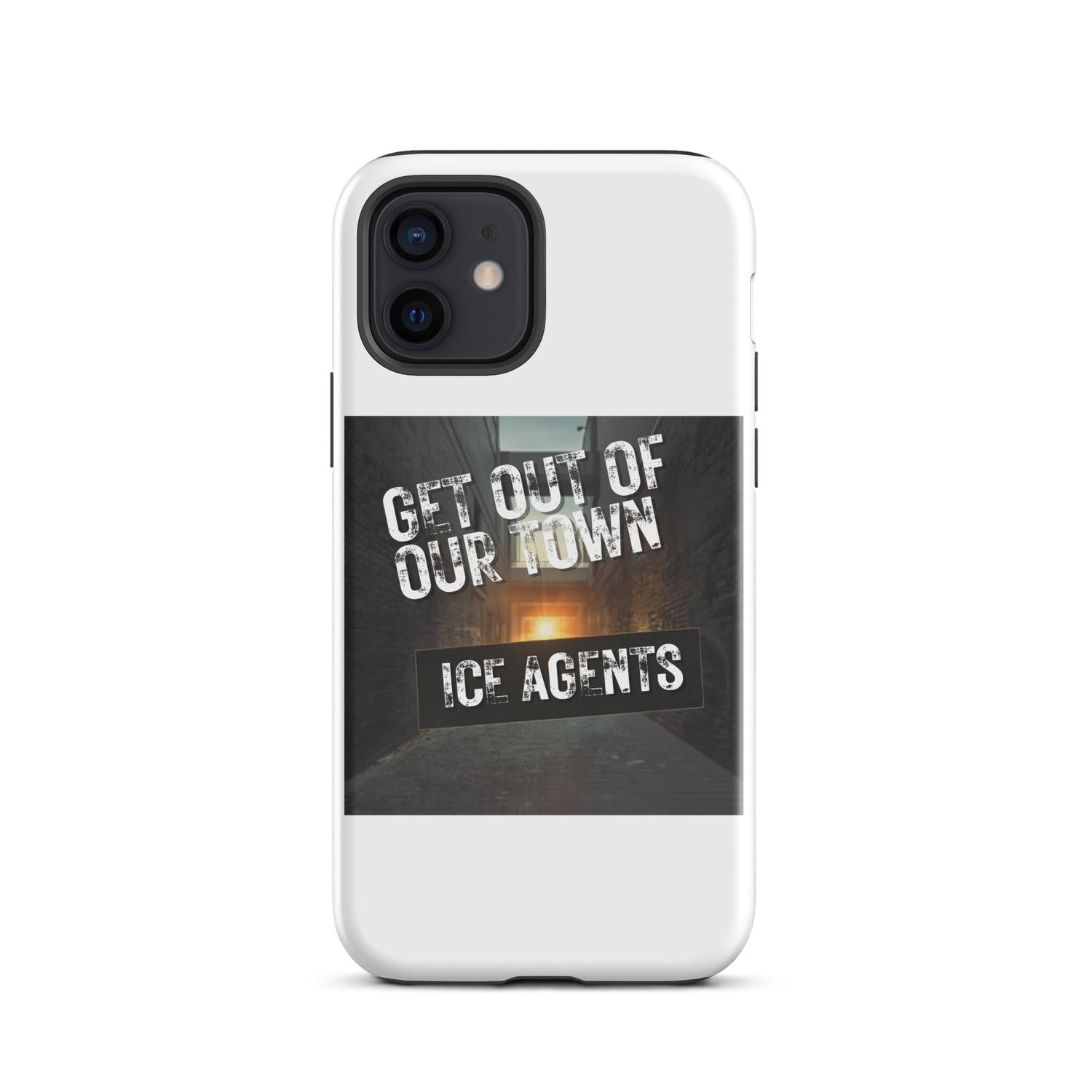 Funda iPhone blanca; texto GET OUT OF OUR TOWN y ICE AGENTS sobre franja oscura.