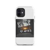 Funda iPhone blanca; texto GET OUT OF OUR TOWN y ICE AGENTS sobre franja oscura.