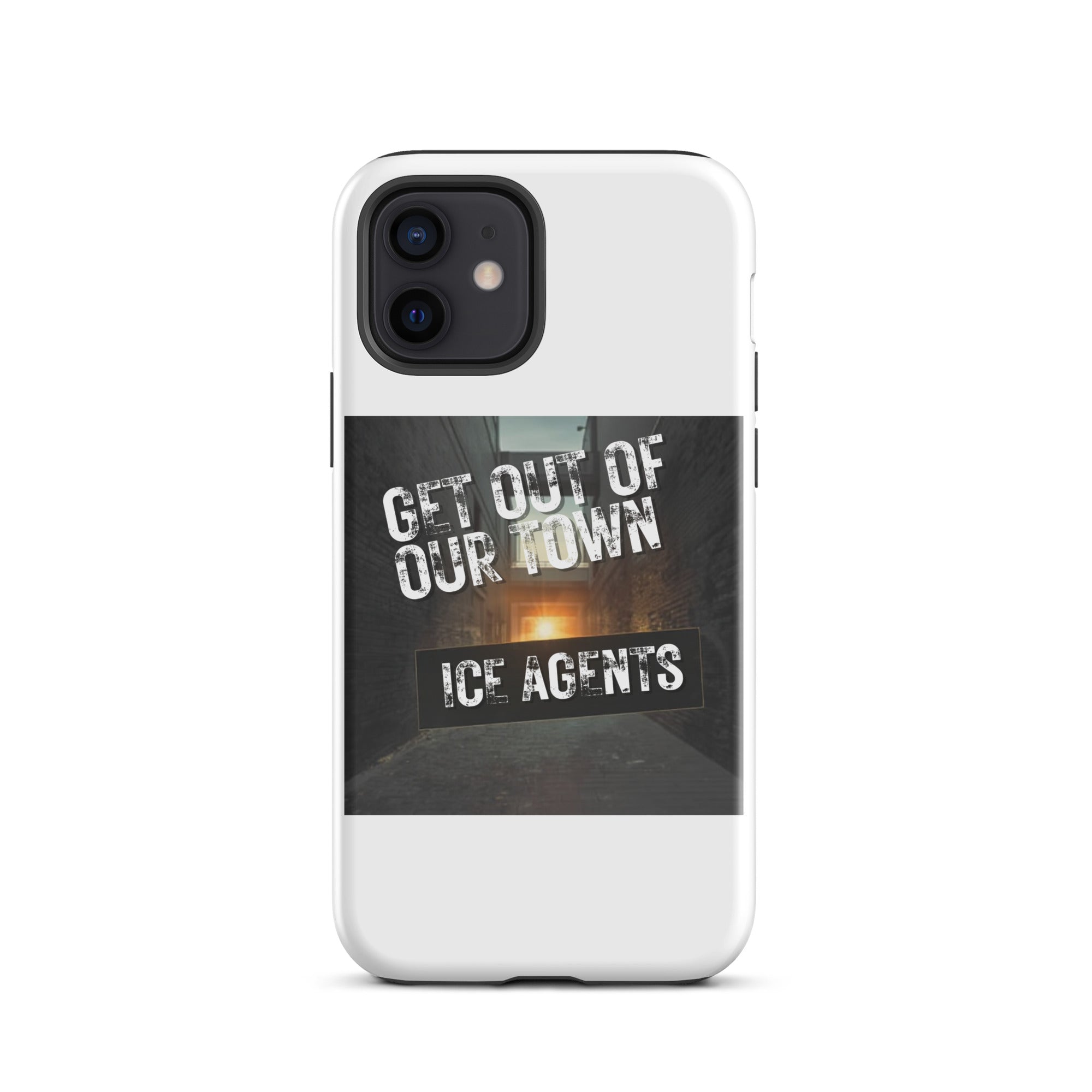 Funda iPhone blanca; texto GET OUT OF OUR TOWN y ICE AGENTS sobre franja oscura.