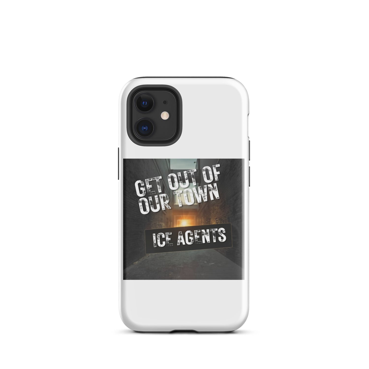 Funda iPhone blanca con diseño GET OUT OF OUR TOWN/ICE AGENTS y borde protector inferior.