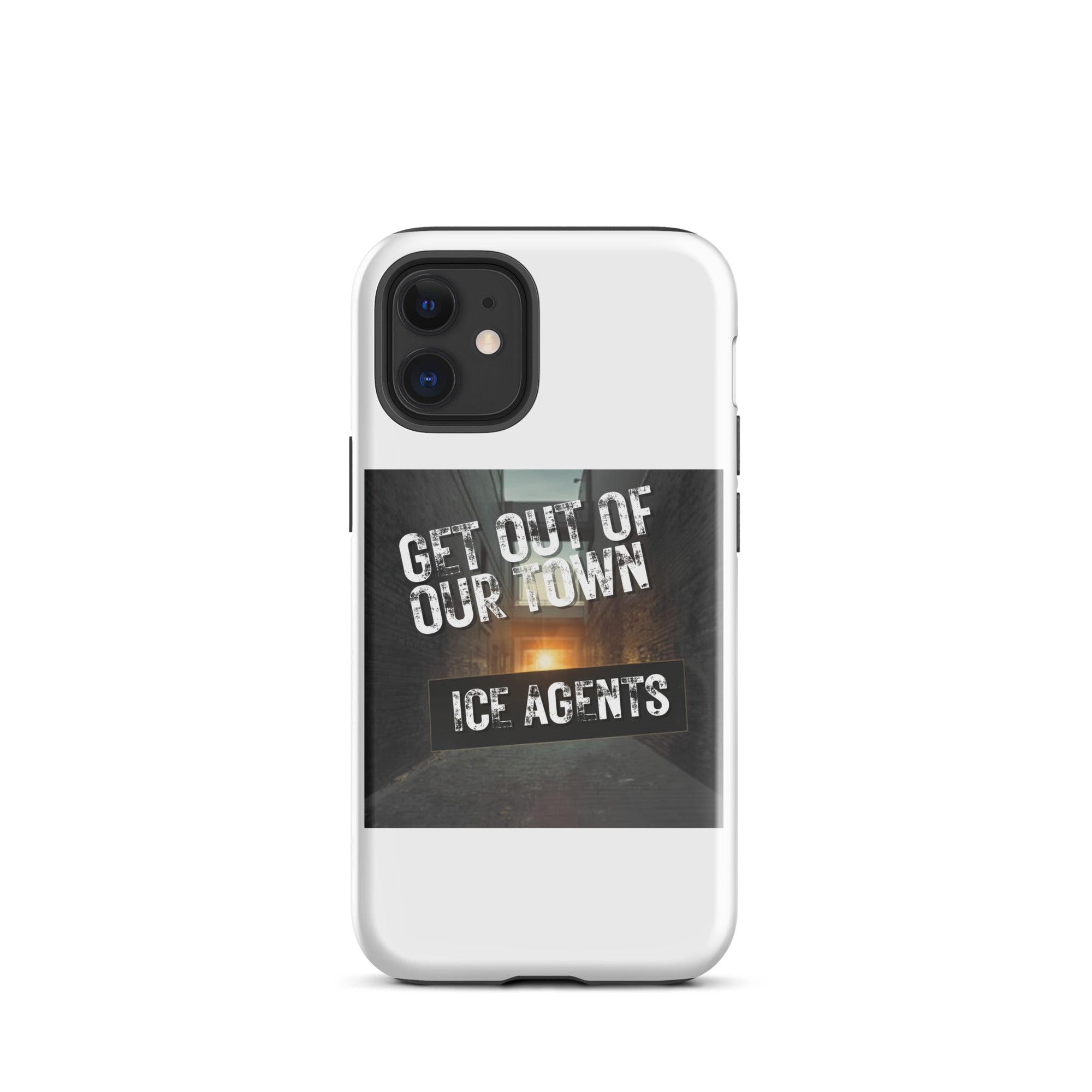 Funda iPhone blanca con diseño GET OUT OF OUR TOWN/ICE AGENTS y borde protector inferior.