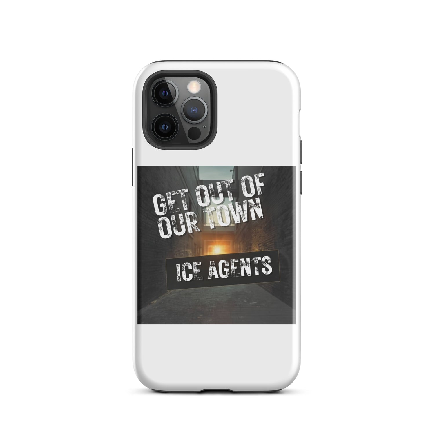 Funda iPhone blanca con gráfica GET OUT OF OUR TOWN y placa ICE AGENTS.