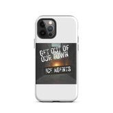 Funda iPhone blanca con gráfica GET OUT OF OUR TOWN y placa ICE AGENTS.