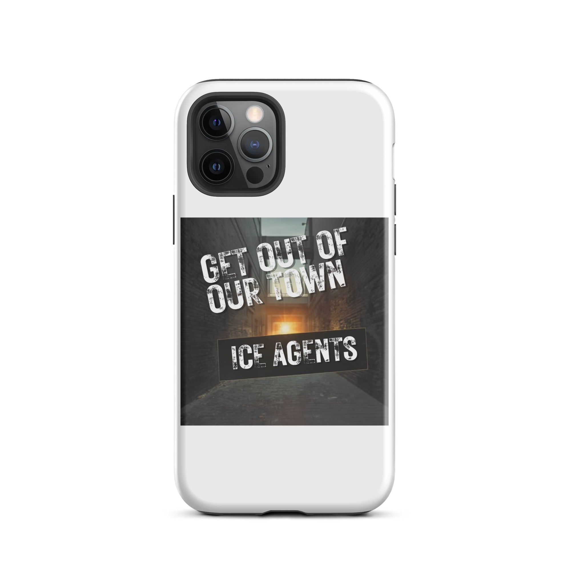Funda iPhone blanca con gráfica GET OUT OF OUR TOWN y placa ICE AGENTS.