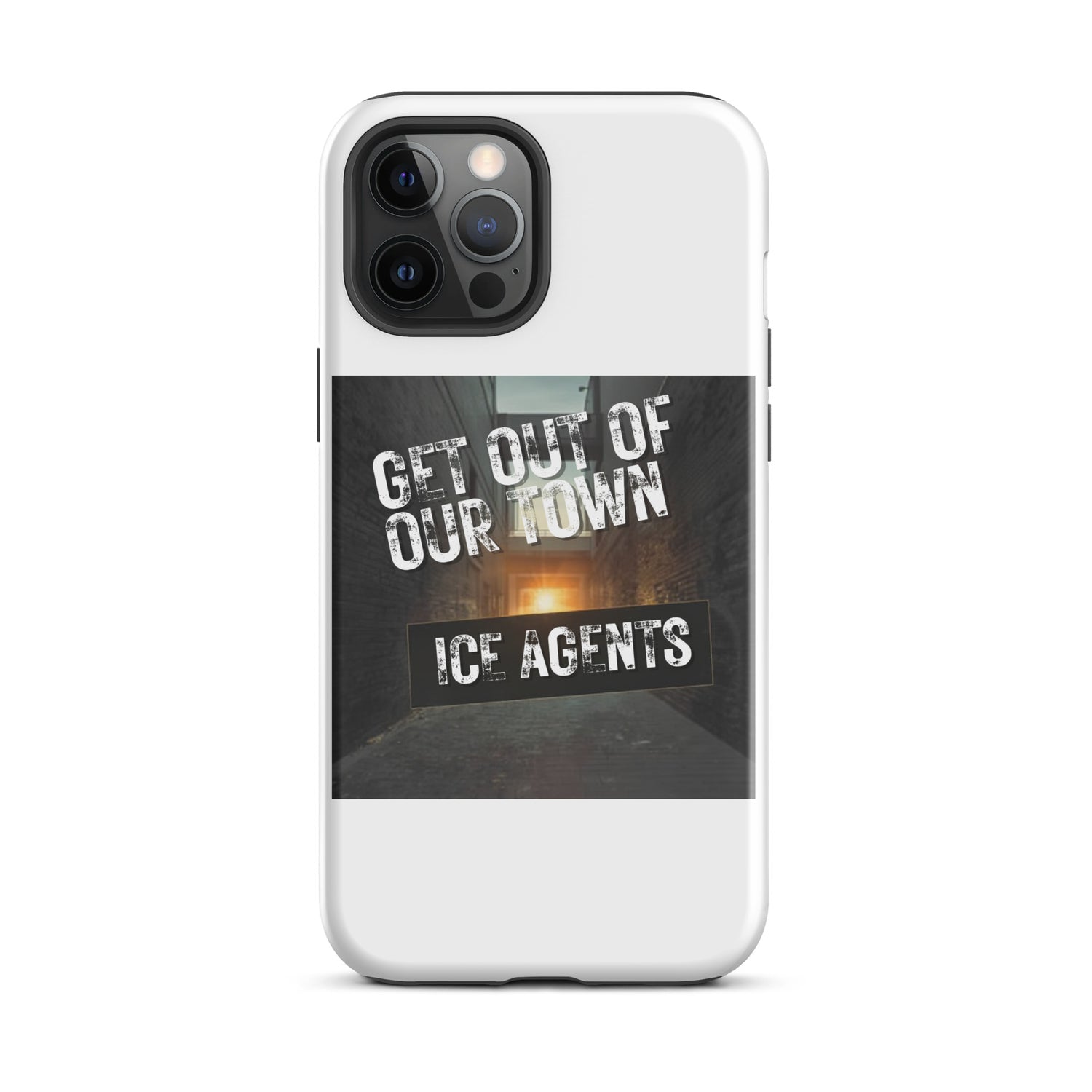 Funda iPhone blanca con recorte cámaras negro y frase GET OUT OF OUR TOWN/ICE AGENTS.