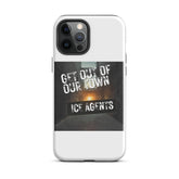Funda iPhone blanca con recorte cámaras negro y frase GET OUT OF OUR TOWN/ICE AGENTS.