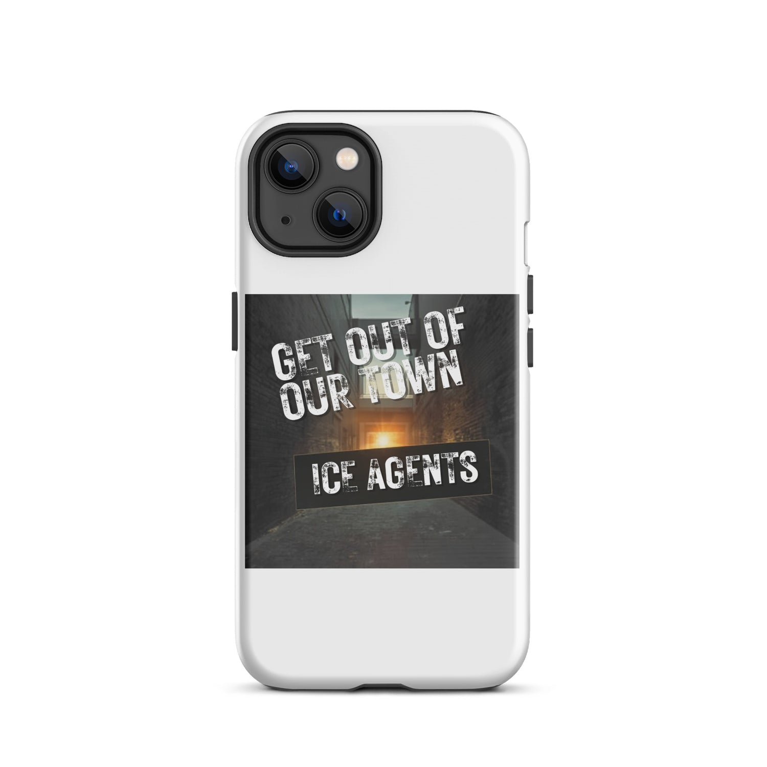 Funda iPhone blanca con gráficos GET OUT OF OUR TOWN y ICE AGENTS y cámaras visibles.