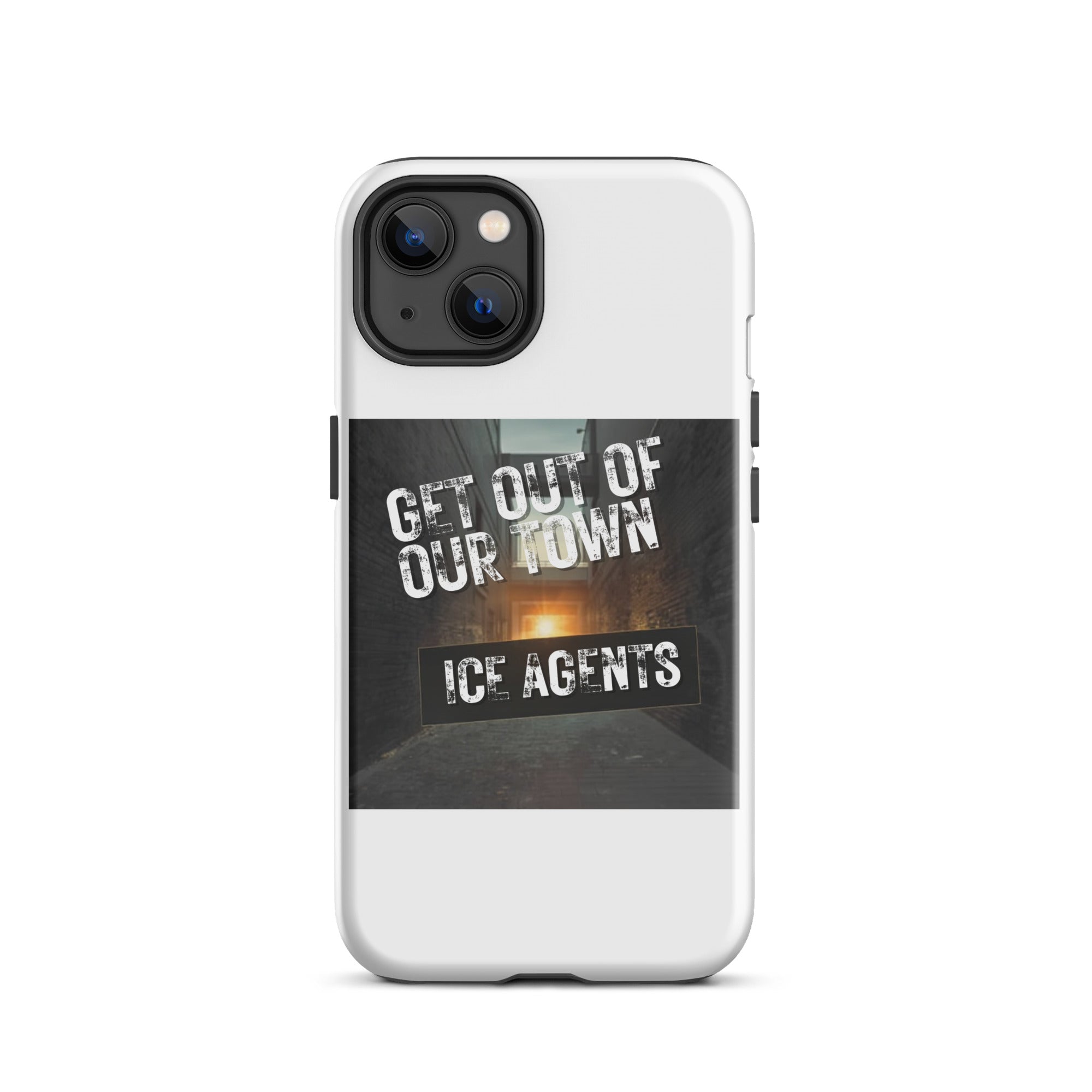 Funda iPhone blanca con gráficos GET OUT OF OUR TOWN y ICE AGENTS y cámaras visibles.