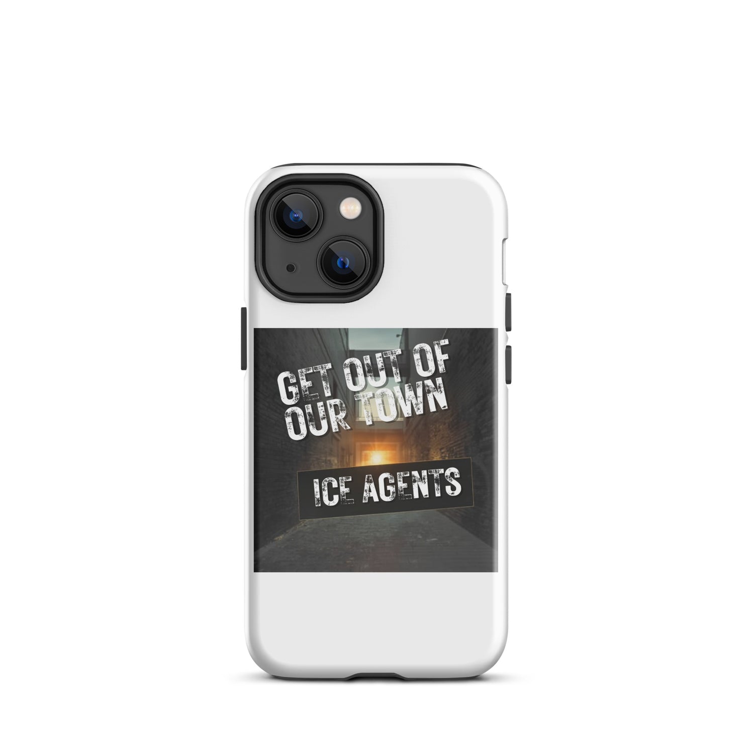 Funda iPhone blanca con letreros GET OUT OF OUR TOWN y ICE AGENTS; botones laterales.