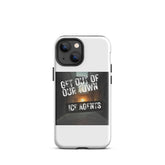 Funda iPhone blanca con letreros GET OUT OF OUR TOWN y ICE AGENTS; botones laterales.