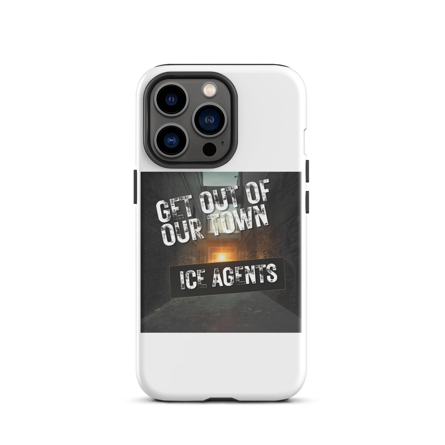 Funda iPhone blanca con texto GET OUT OF OUR TOWN y ICE AGENTS; cámara recortada.