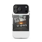 iPhone-Hülle, weiß; Aufdruck „Get Out of Our Town“ über „Ice Agents“, Fire Edition