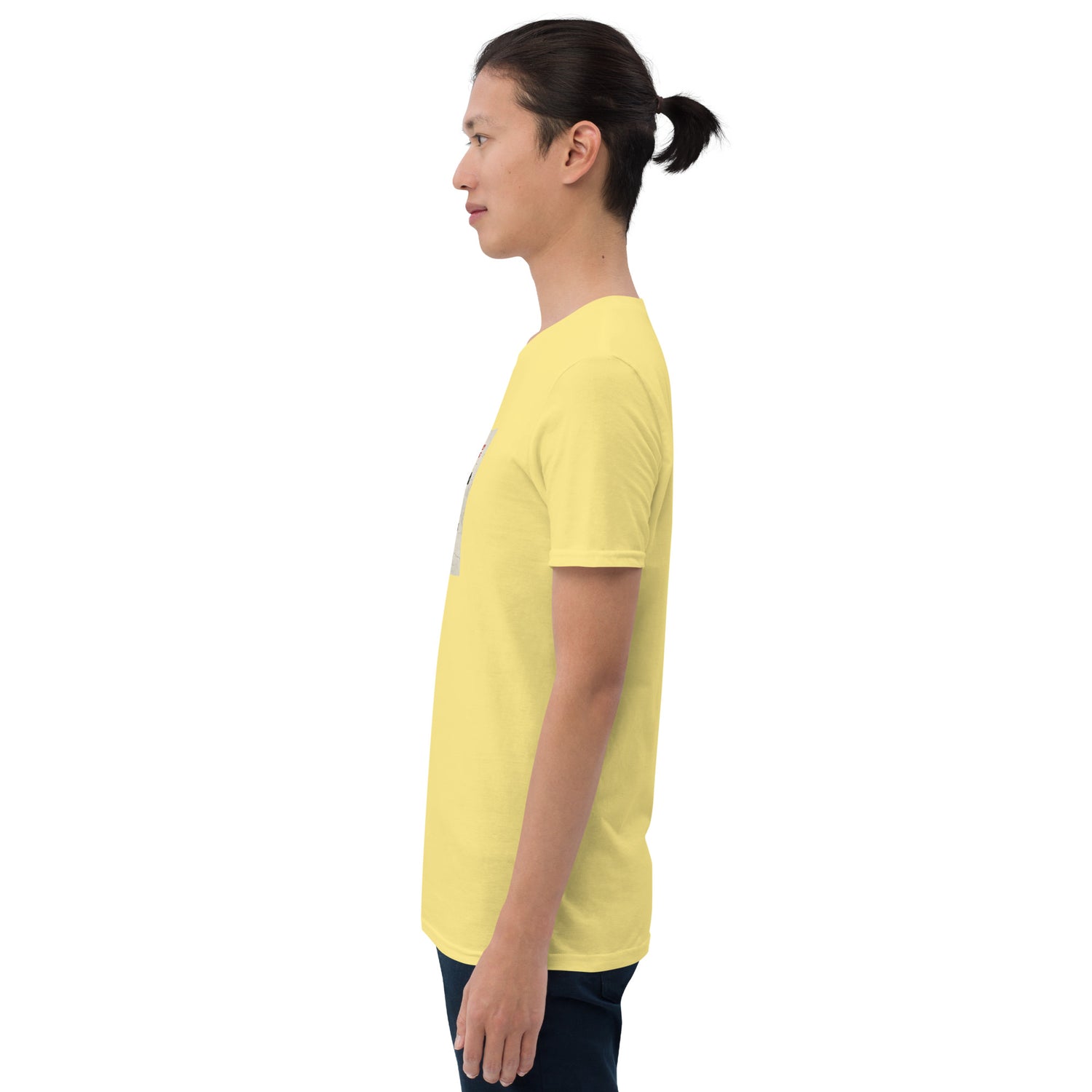 Gelbes T-Shirt, Seitenansicht, kurze Ärmel, kleiner Kastenaufdruck vorne