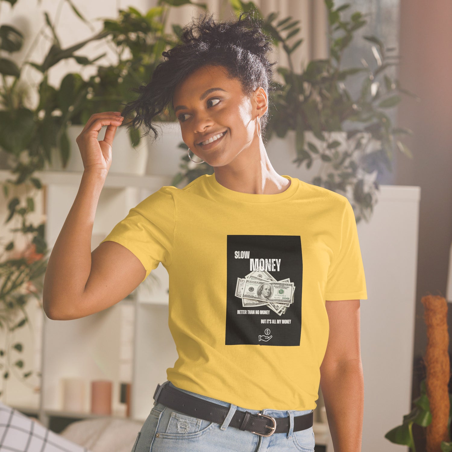 Unisex T-shirt gelb mit „Slow Money“ Frontprint im schwarzen Quadrat