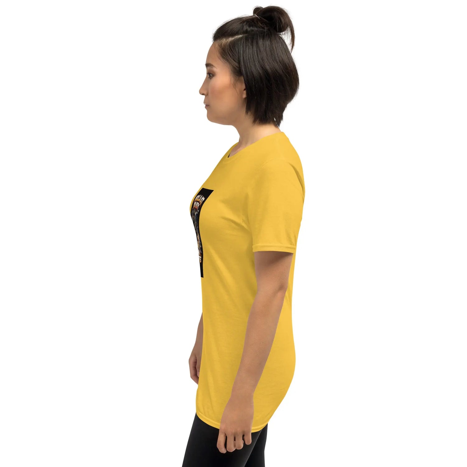 Unisex T-Shirt in Gelb, Profilansicht mit Ärmelprint und glatter Vorderseite