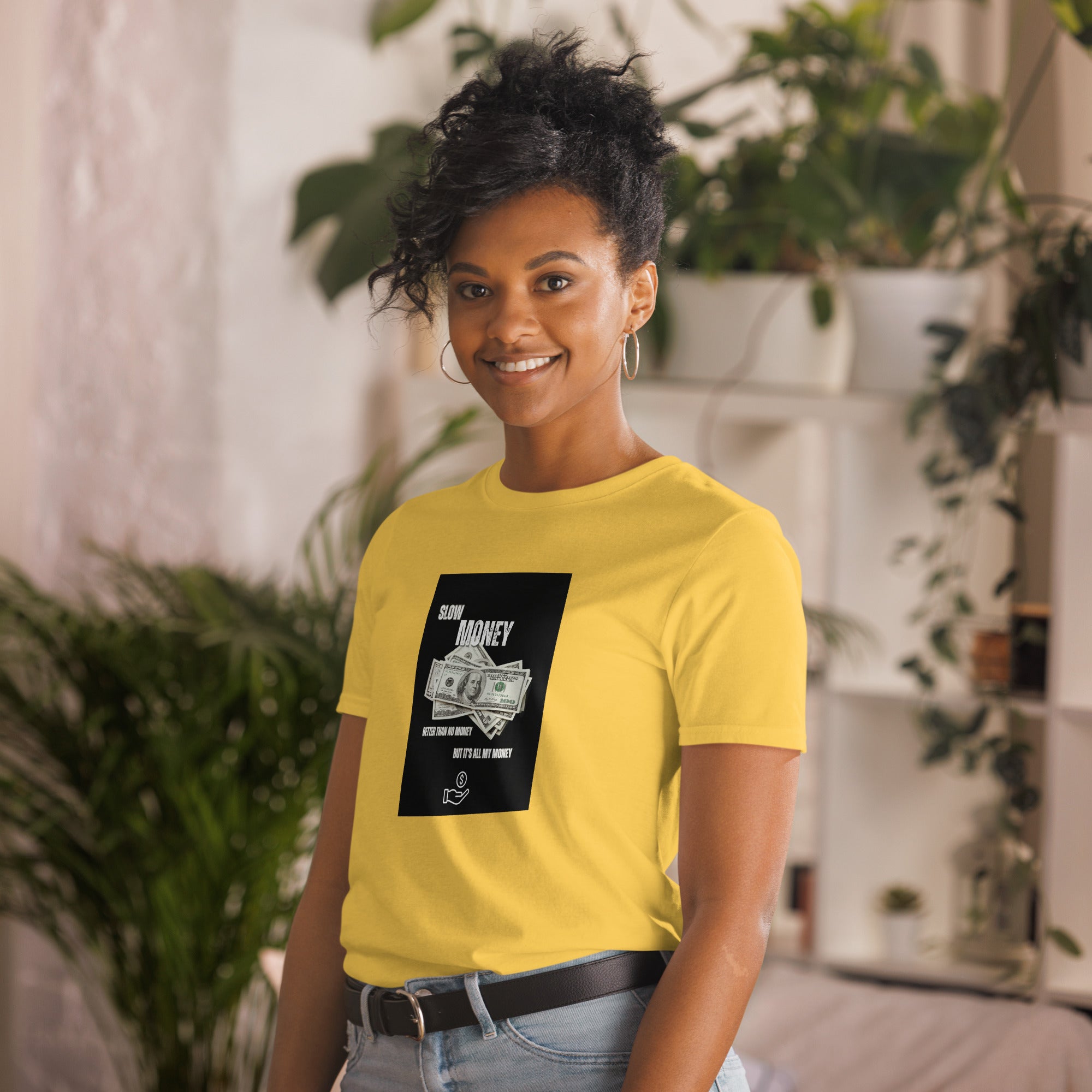 Gelbes Unisex T-shirt, Rundhalsausschnitt, schwarzer Frontprint „Slow Money“