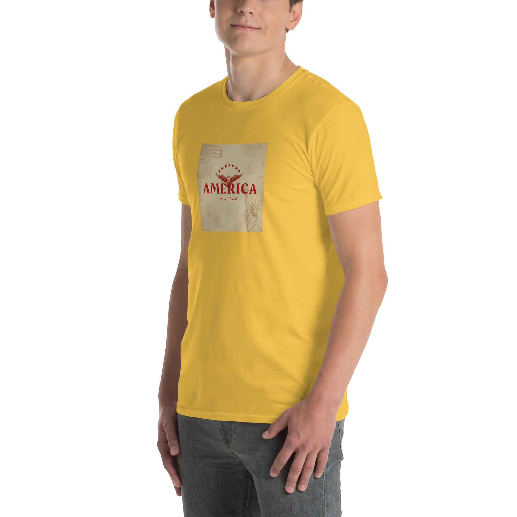 America Is A Scam unisex T-shirt senfgelb, Frontansicht mit Schriftprint