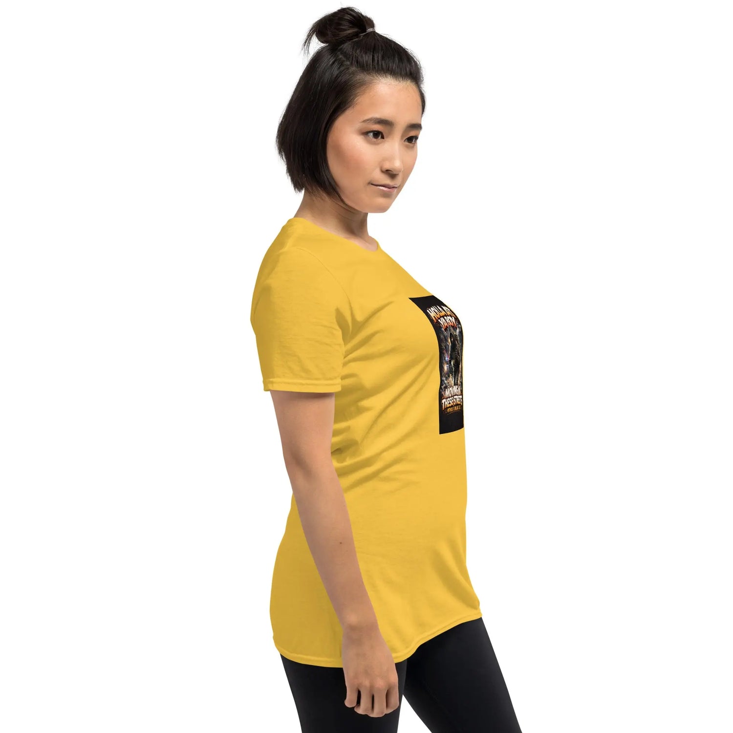 Unisex T-Shirt in Gelb, seitliche Ansicht mit großem Ärmelprint