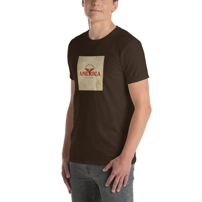 T-shirt unisex America Is A Scam con grafica “AMERICA” e scritta “IS A SCAM”, marrone scuro