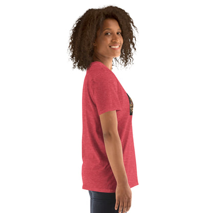 Camiseta roja vista lateral con manga corta y estampado parcial