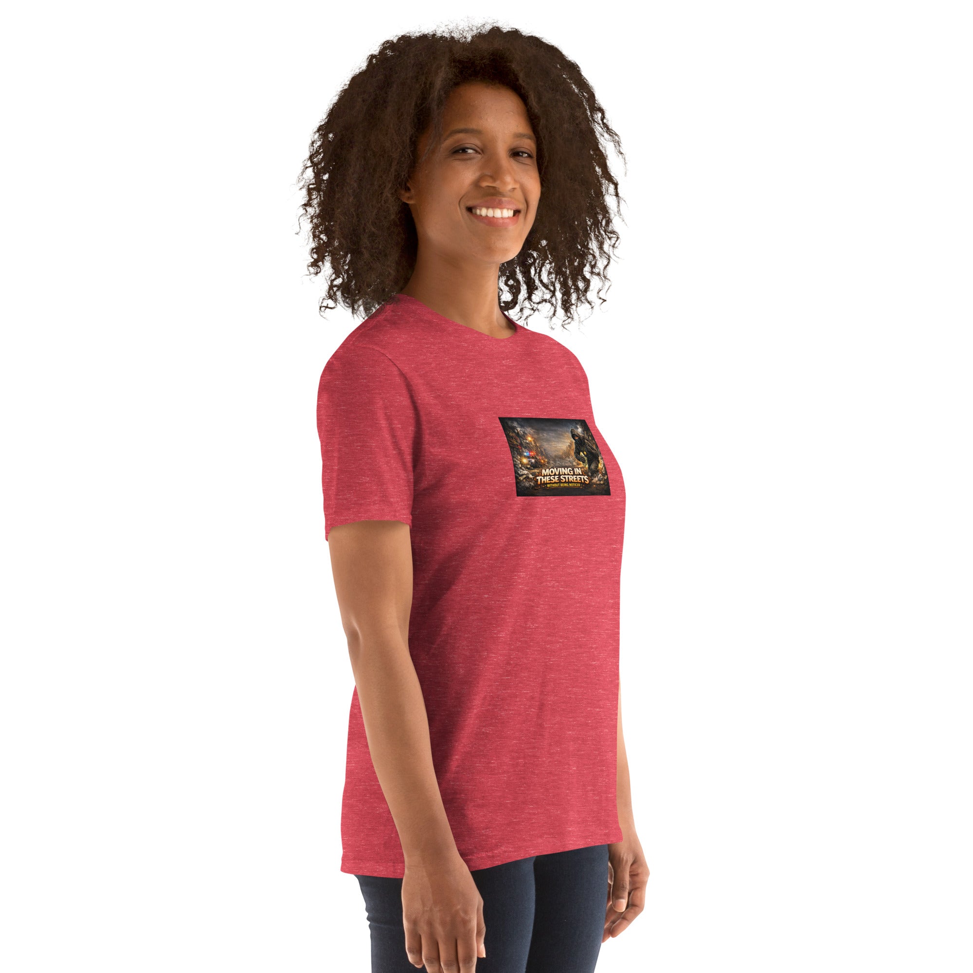 Camiseta roja con estampado en el pecho, vista 3/4