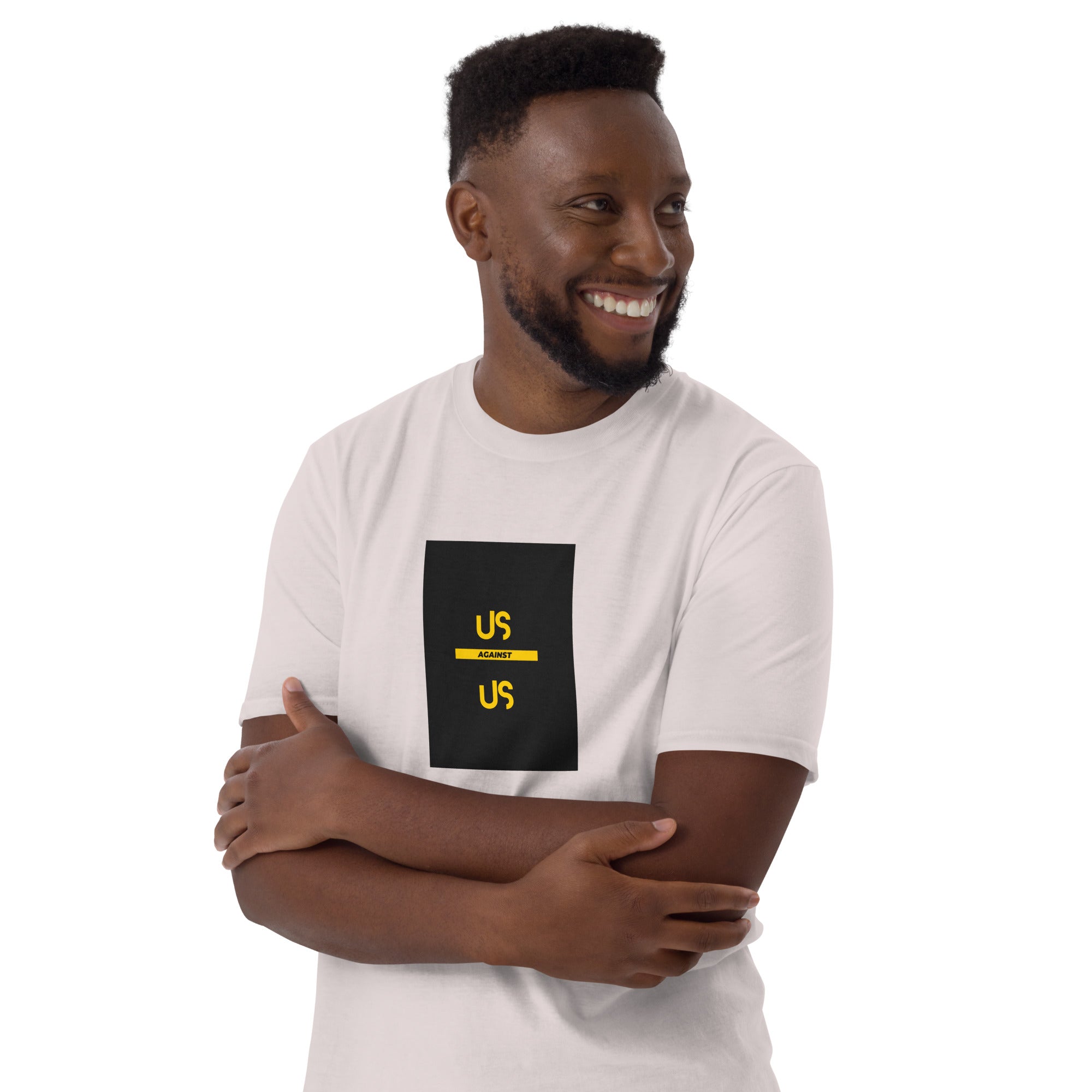 Natural T‑Shirt mit Frontdruck im schwarzen Quadrat, Arme verschränkt