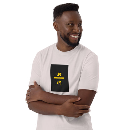 Natural T‑Shirt mit Frontdruck im schwarzen Quadrat, Arme verschränkt