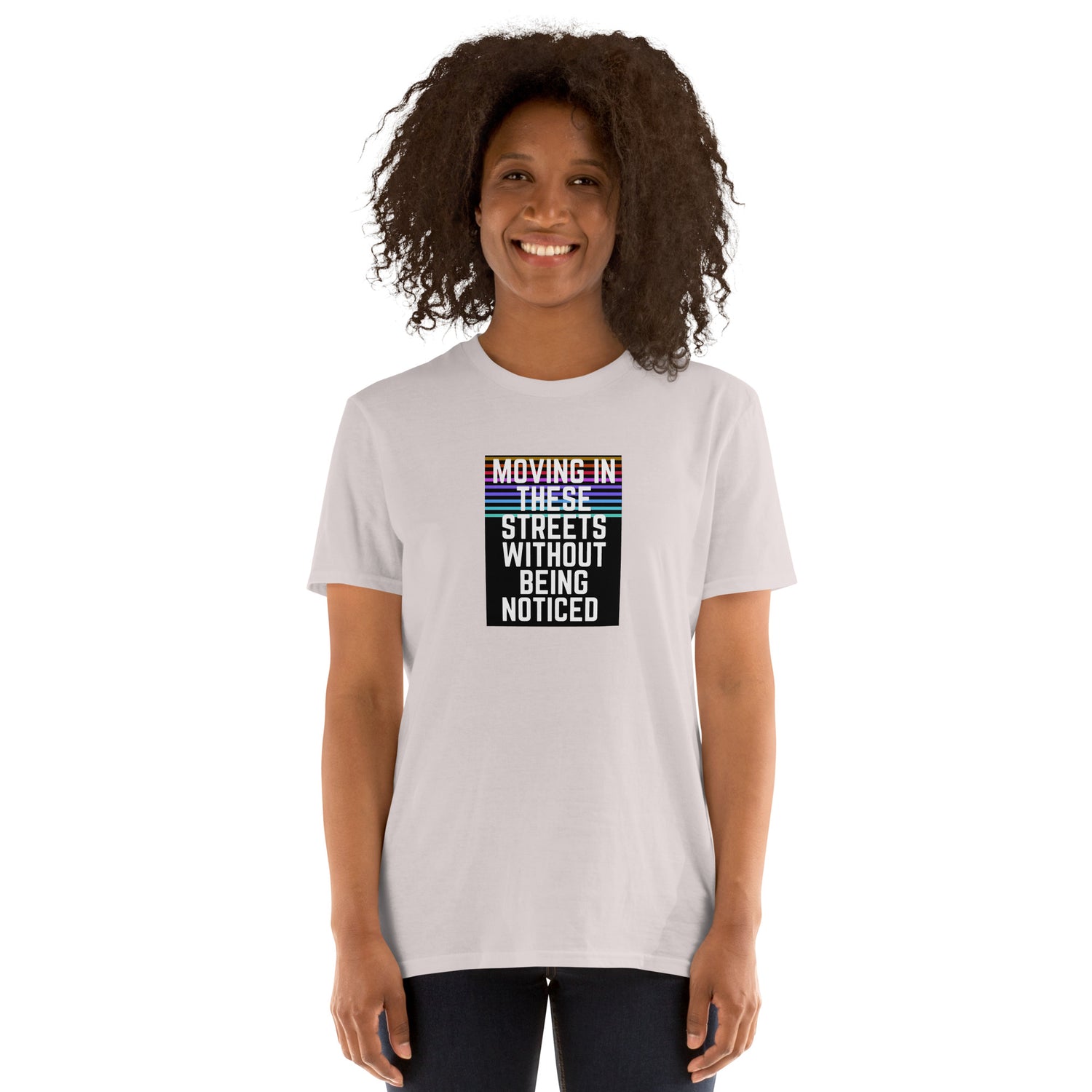 Camiseta unisex blanca de manga corta con estampado frontal rectangular