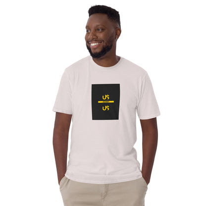 Natural T‑Shirt mit Frontgrafik: schwarzes Quadrat mit gelbem Text
